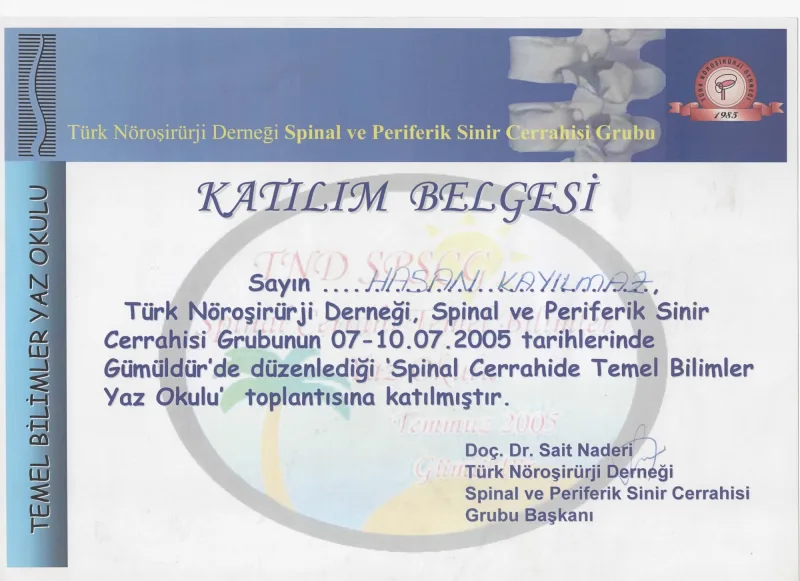 Spinal Cerrahide Temel Bilimler Yaz Okulu — Türk Nöroşirürji Derneği Spinal ve Periferik Sinir Cerrahisi Grubu, 7-10 Temmuz 2005 (Gümüldür). Belgedeki ad el yazısıyla 'Hasan Kayılmaz' yazılmış (yazım