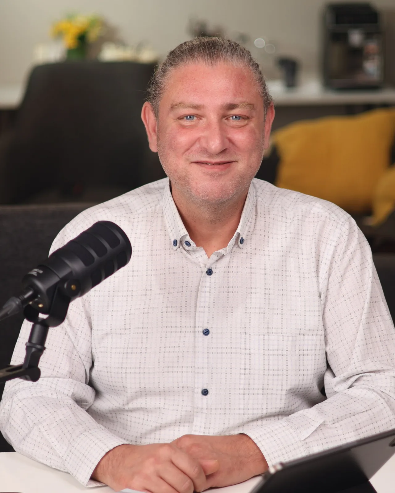 Op. Dr. Hasan Kanyılmaz masasında gülümserken